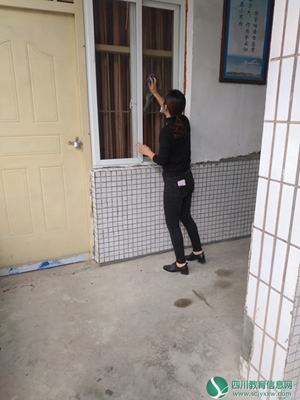 二道中学开展开学前大扫除活动