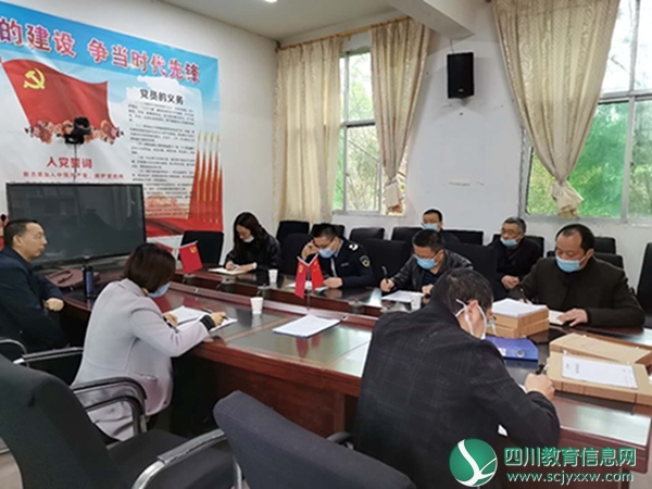 仪陇县联合检查组赴二道中学检查复课前准备工作