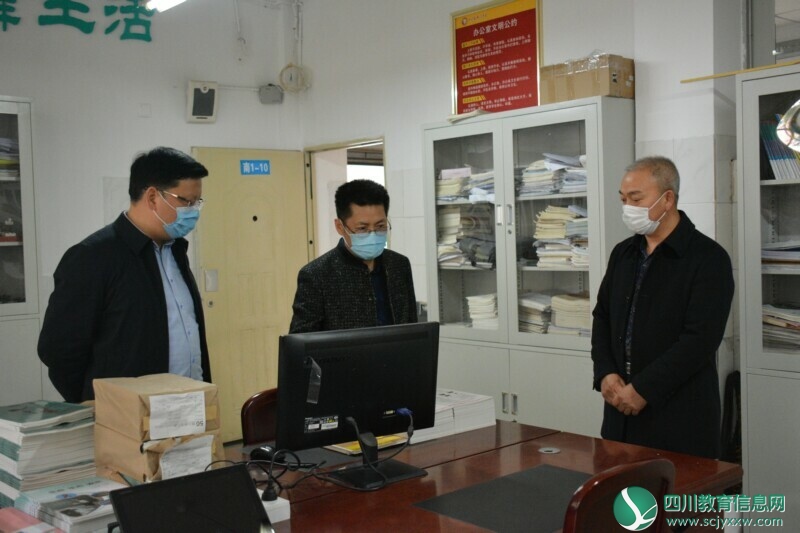 广元市纪委、监委派驻市教育局纪检监察组组长肖国元到零八一中学检查初三开学和小学部异地扩建工作