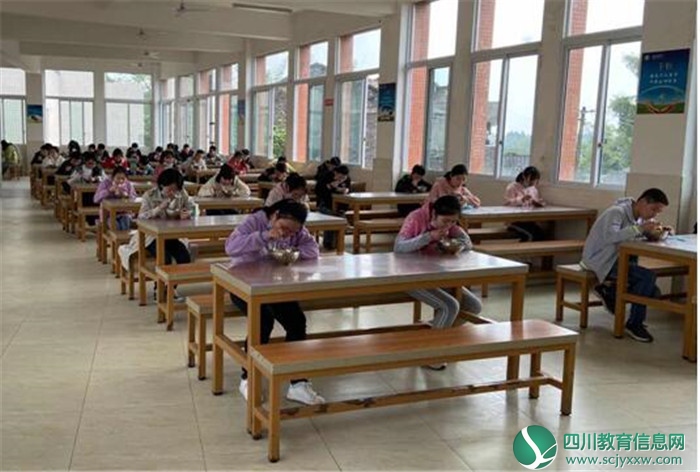 武胜城北初中初三学生迎来开学第一天 上好开学第一课