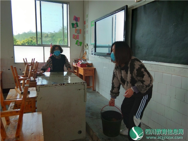广安武胜县清平小学开展教师清洁校园活动