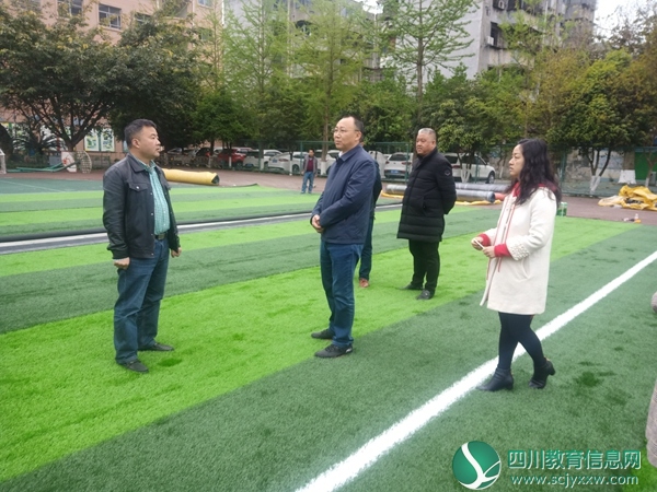 督实过程力推复学——江油市教育和体育局局长陈远乐到花园小学检查指导开学工作
