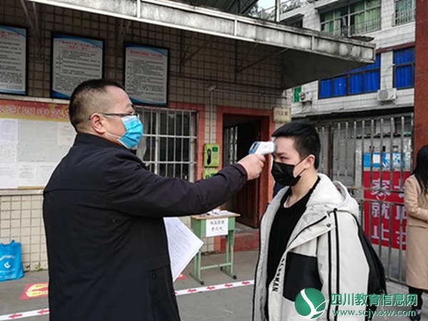 图为初三学生入校体温检测.jpg