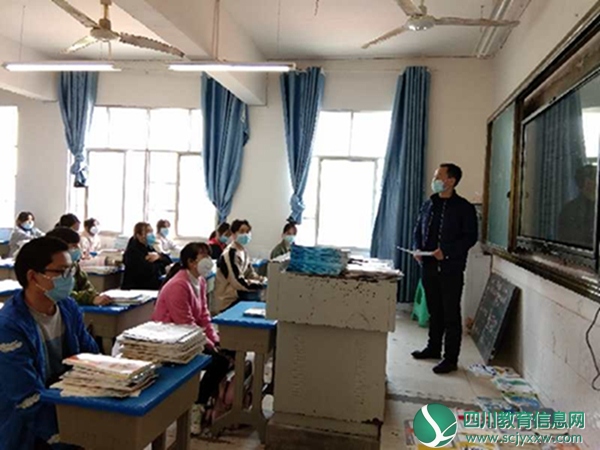 图为班主任给学生讲森林防火知识.jpg
