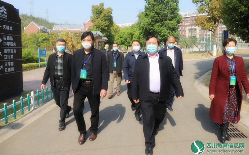 广元市委常委、副市长甄文涛一行到广元天立国际学校视察开学工作