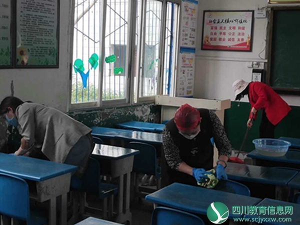 大安小学积极开展校园清洁大扫除和消毒活动