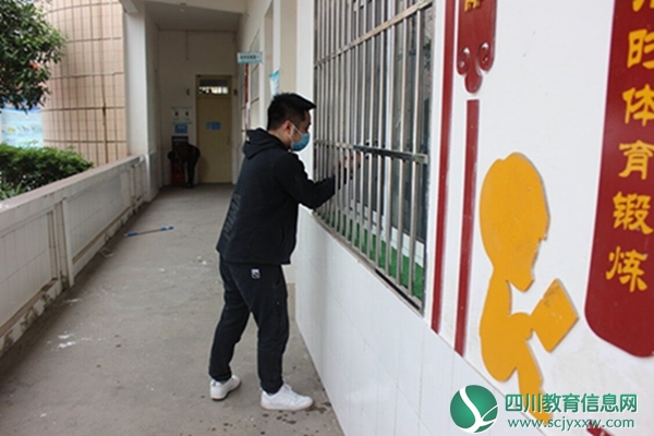 磨溪小学开展全校大扫除活动
