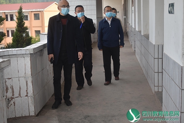 郑国督查富果九义校初三开学复课工作