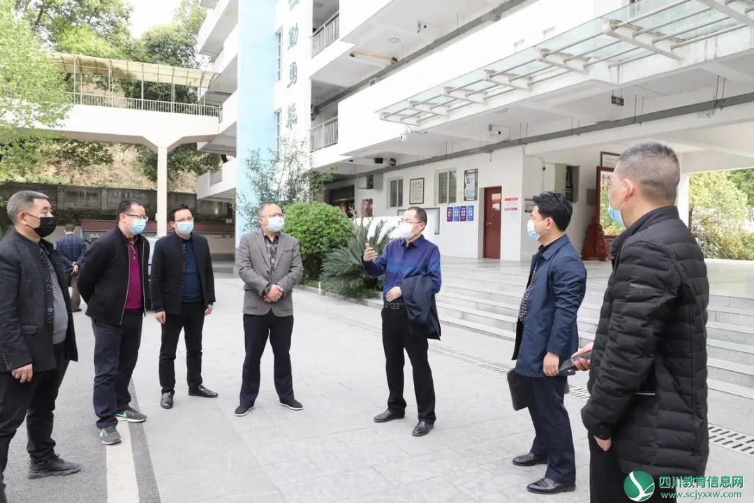 广元市委教育工委委员、市教育局党组成员、副局长赖永红会同市级相关部门检查实验中学开学工作