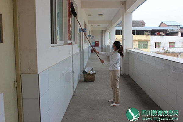 磨溪小学：全员大扫除，开心迎开学1.jpg