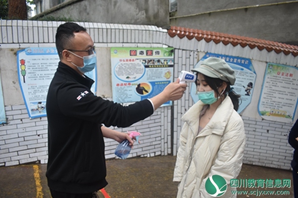 安居区西眉镇富果九义校开展开学防疫应急演练