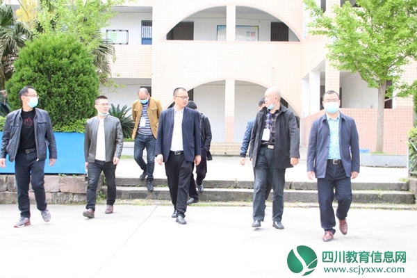 安居明德学校接受安居区教体局开校工作检查