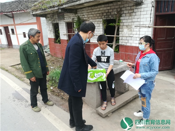 邻水县观音镇中: 师爱同行下乡劝返，精准复学不落一人