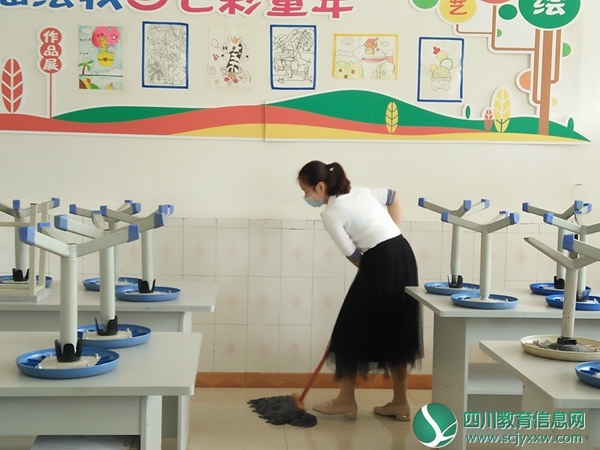 分水小学全体教师开展清洁校园活动