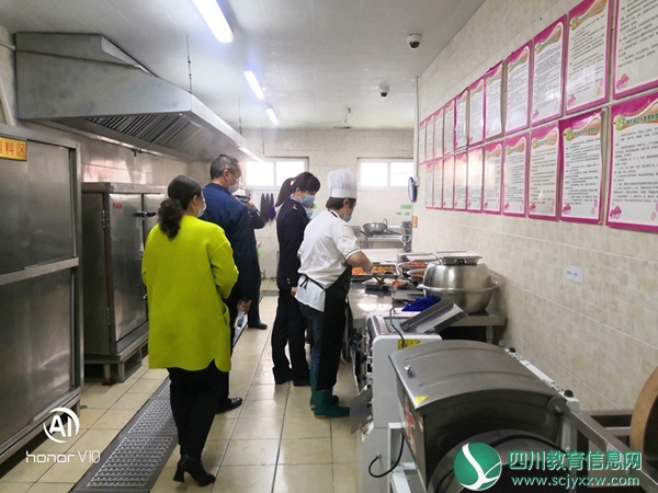 汶川县市场监督管理局到幼儿园开展食堂专项检查.jpg