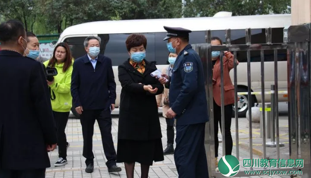 广元市人民政府副市长吴桂华一行检查调研广元市实验小学开学复课工作