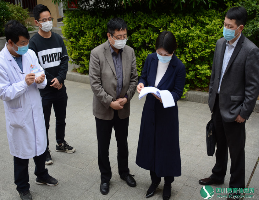 广元市青川县副县长段菲深入木鱼小学检查学校开学及疫情防控工作