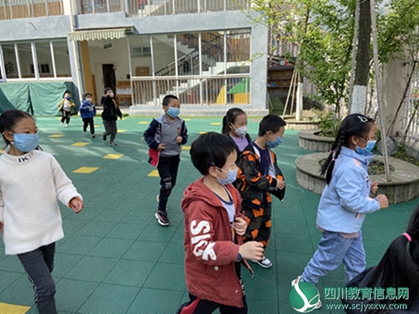 组织全园师生开展防洪防汛应急演练.jpg