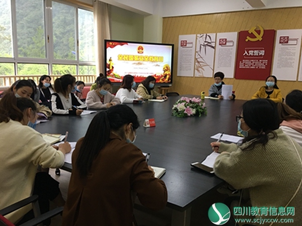 党支部书记、园长刘静组织教师学习国家安全的相关知识.jpg
