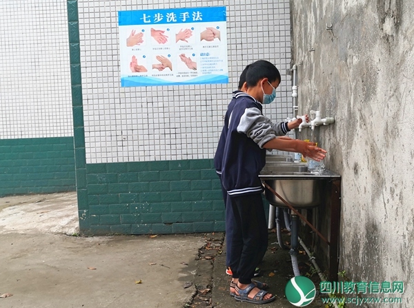 学生洗手设施运行正常.jpg