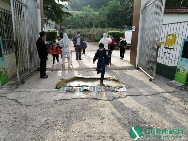 2020.4。19兴旺明德小学一至四年级开学 (5).jpg