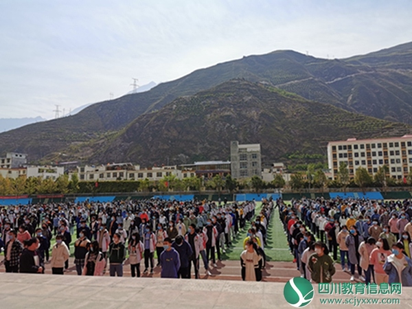 汶川中学高一年级举行复课第一次师生大会