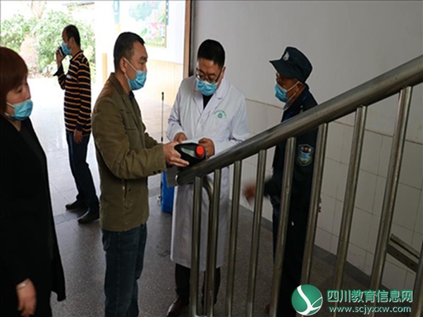 柔刚办事处卫生服务中心工作人员来到安居小学指导消毒工作