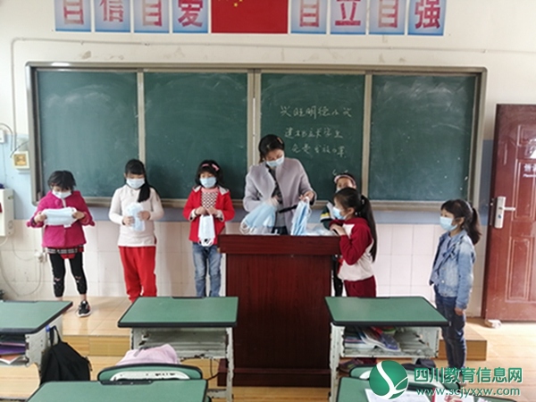 安居区兴旺明德小学免费向特殊群体学生发放口罩