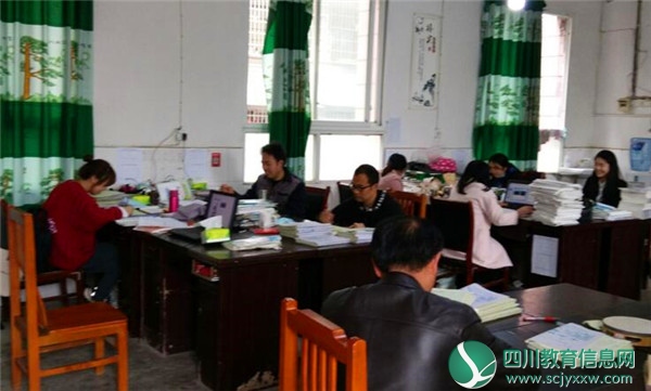 武胜街子初中理科组教师开展集体备课活动