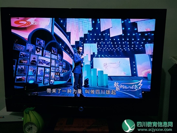 汶川二幼师生观看《致敬向疫而行的你》 (2).jpg