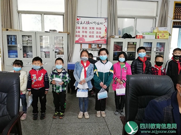 大安小学开展向建档立卡学生发放防疫“爱心包”活动