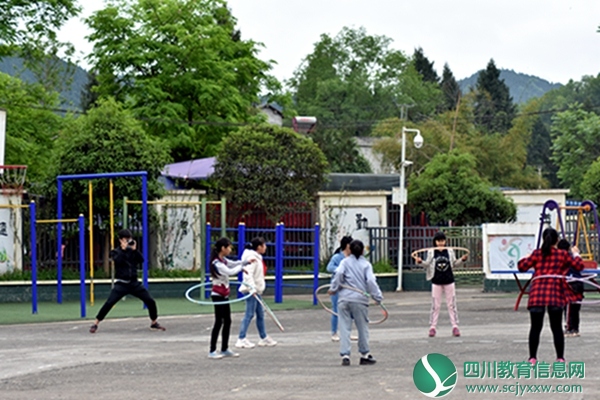 遂宁市电视台记者走进安居区马河小学校进行实地采访