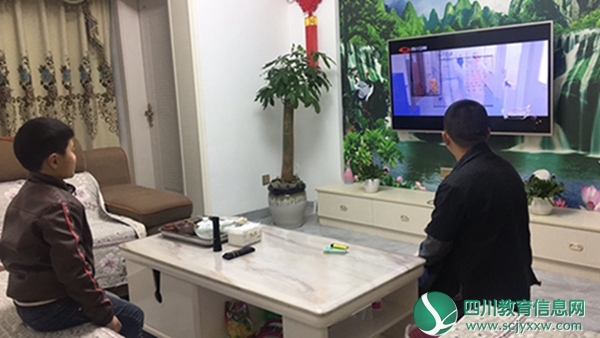 明德学校：全体师生收看《致敬向疫而行的你》