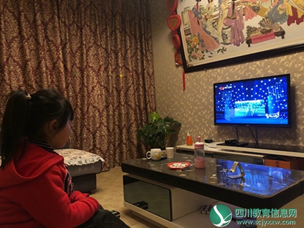 汶川二幼组织师生观看《致敬向疫而行的你》