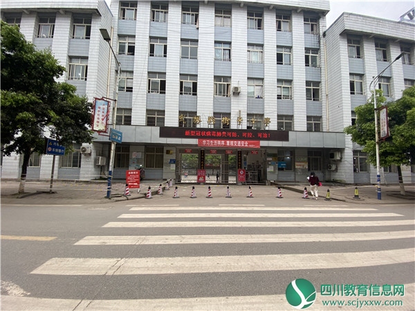 武胜县街子小学校联合多部门整治校园周边环境
