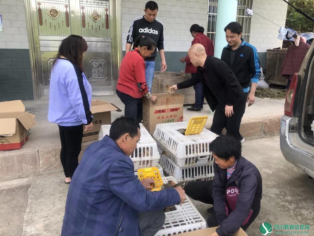 广元市元坝中学党总支书记、校长何雪松带领学校驻村工作队到场埃村开展送温暖和“三同”活动