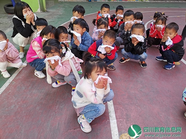汶川二幼开展“我是小小消防员”消防演练 (1).jpg