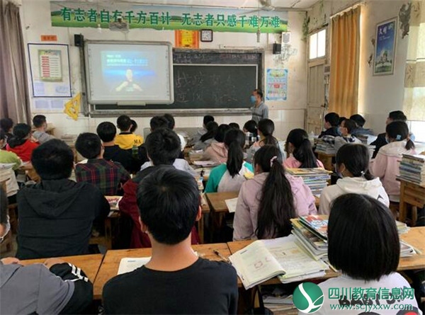 武胜县街子初中组织学生观看“战‘疫'有我，逆风成长”主题演讲