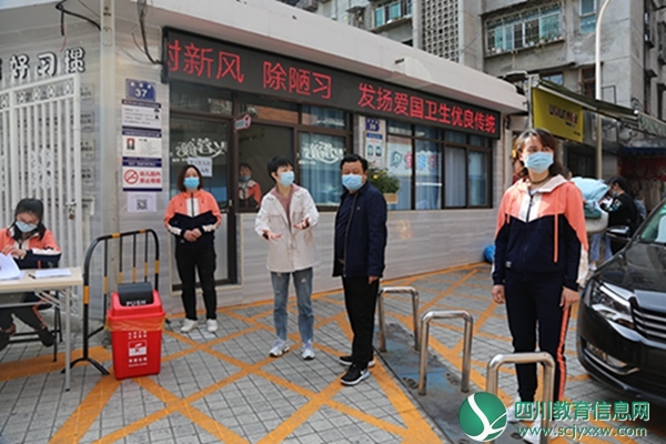 江油市教育和体育局副局长周荣胜到东方红幼儿园视察新学期报名工作