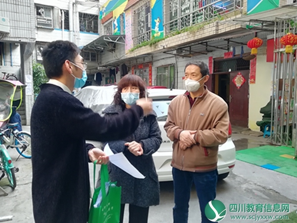 油房街小学校校长刘吉到辖区幼儿园检查疫情防控及开学准备工作