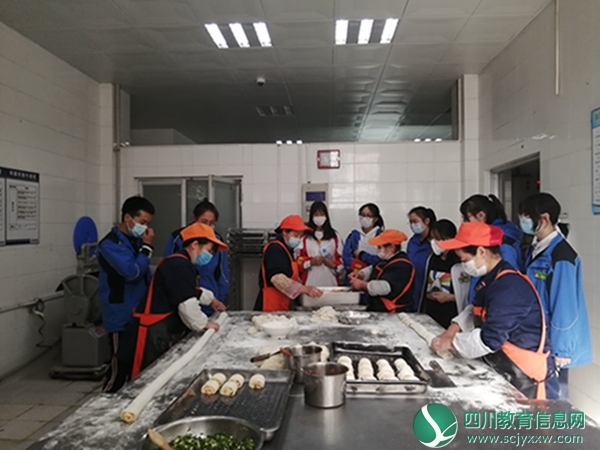 汶川中学学生会对食堂开展检查