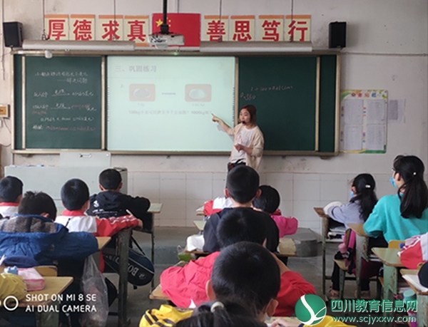 苍溪县岳东小学坚持防疫教学两不误