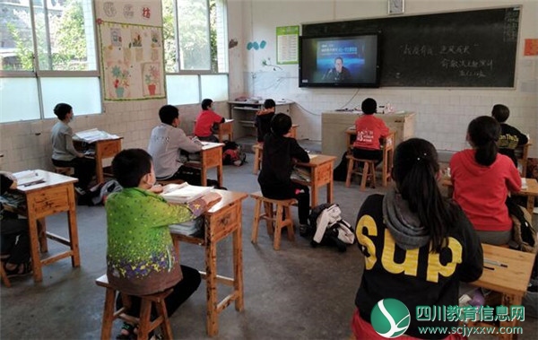 武胜县清平小学组织师生观看“战‘疫’有我 逆风成长”主题演讲