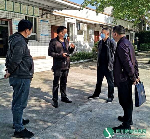 隆昌市人大常委会调研学校开学工作
