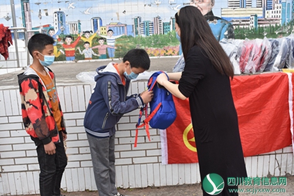 中国电信有限公司遂宁分公司深入拦江镇马河小学校开展捐赠活动