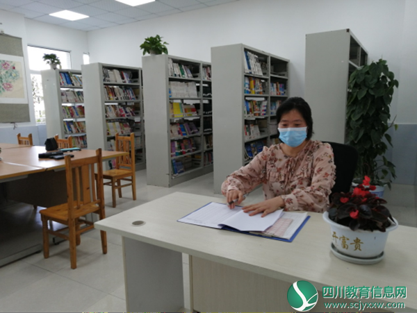 五福学校打造职工书屋