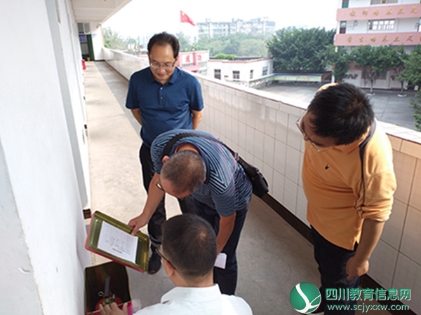 区教育局检查学校消防器材设备设施2019-10-09.jpg