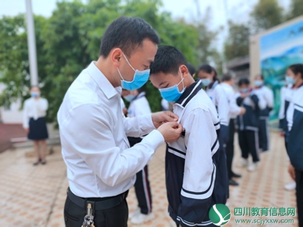 <a href=http://suining.scjyxxw.com/ target=_blank class=infotextkey>遂宁</a>高新区聚贤初中举行新团员入团仪式3.jpg