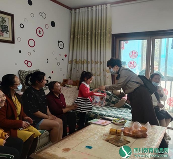 映秀幼儿园党支部成员深入特殊儿童家庭，为孩子送上爱心玩具。.jpg