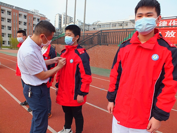 绽放战役青春   坚定制度自信 ---------广德中学隆重举行2020年新团员入团宣誓仪式
